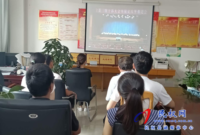 我縣各鄉(xiāng)鎮(zhèn)（街道辦）、縣直各單位認(rèn)真貫徹全縣三級干部會議暨脫貧攻堅推進(jìn)會議精神