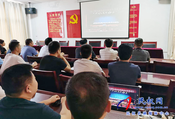 我縣各鄉(xiāng)鎮(zhèn)（街道辦）、縣直各單位認(rèn)真貫徹全縣三級干部會議暨脫貧攻堅推進(jìn)會議精神