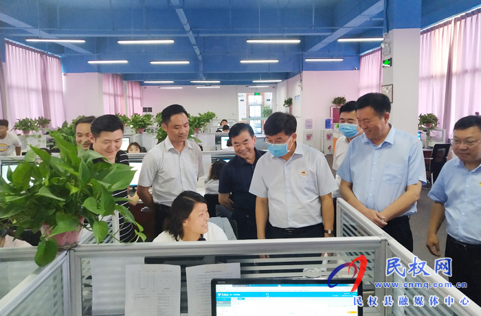 縣委副書記、縣長張團(tuán)結(jié)查看“六穩(wěn)六?！惫ぷ鏖_展情況