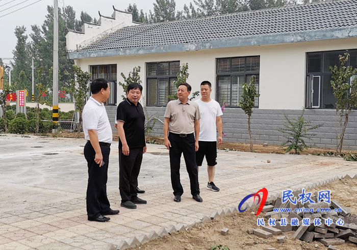 縣領(lǐng)導(dǎo)陳進(jìn)領(lǐng)、薛德峰到王橋鎮(zhèn)開(kāi)展“三·五”基層工作日活動(dòng)