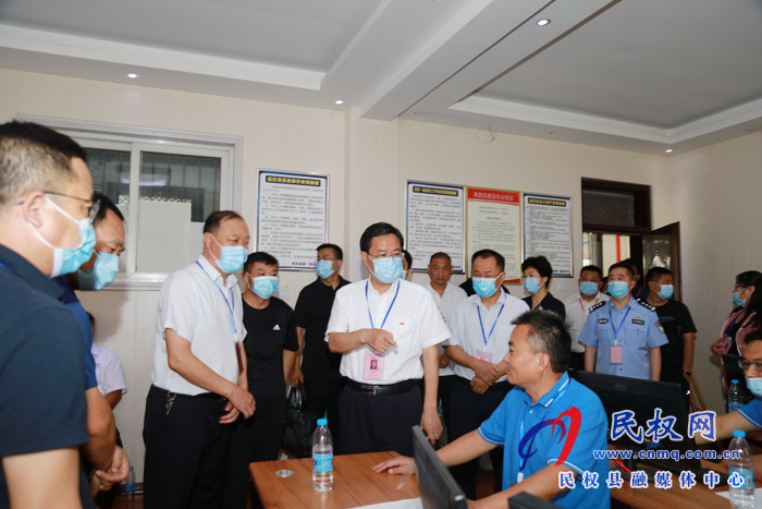 市人大常委會(huì)副主任、縣委書(shū)記姬脈常查看高考考務(wù)工作