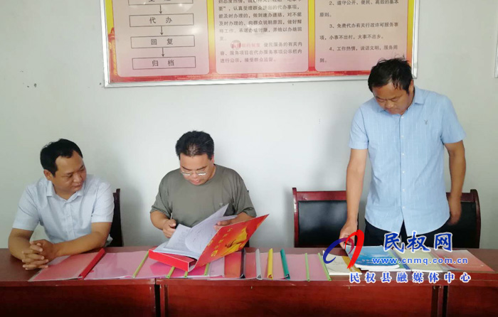 縣委常委、人武部政委江靜亞到雙塔鎮(zhèn)調(diào)研指導(dǎo)軟弱渙散基層黨組織整頓和脫貧攻堅普查工作