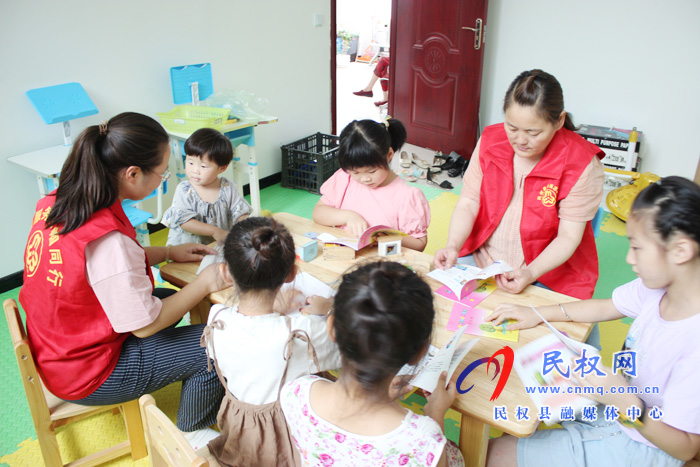 縣婦聯(lián)組織巾幗志愿者進(jìn)社區(qū)關(guān)愛(ài)暑期兒童 縣婦聯(lián)組織巾幗志愿者進(jìn)社區(qū)關(guān)愛(ài)暑期兒童