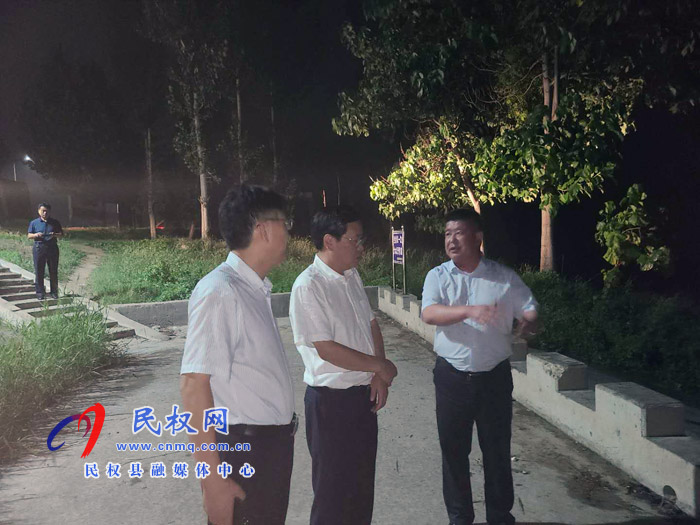 市人大常委會副主任、縣委書記姬脈常冒雨夜查防汛工作