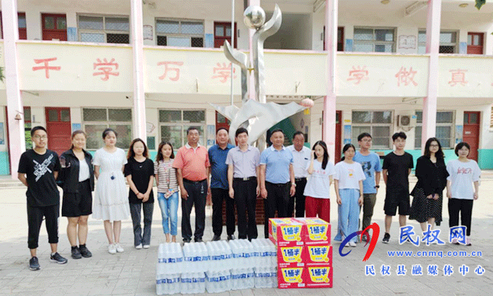 民權(quán)縣關(guān)工委領(lǐng)導慰問南審傳遞童年支教隊 民權(quán)縣關(guān)工委領(lǐng)導慰問南審傳遞童年支教隊