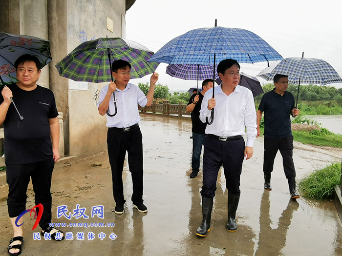 市人大常委會(huì)副主任、縣委書記姬脈常冒雨檢查督導(dǎo)防汛工作