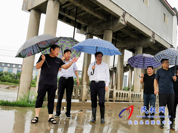 市人大常委會(huì)副主任、縣委書記姬脈常冒雨檢查督導(dǎo)防汛工作