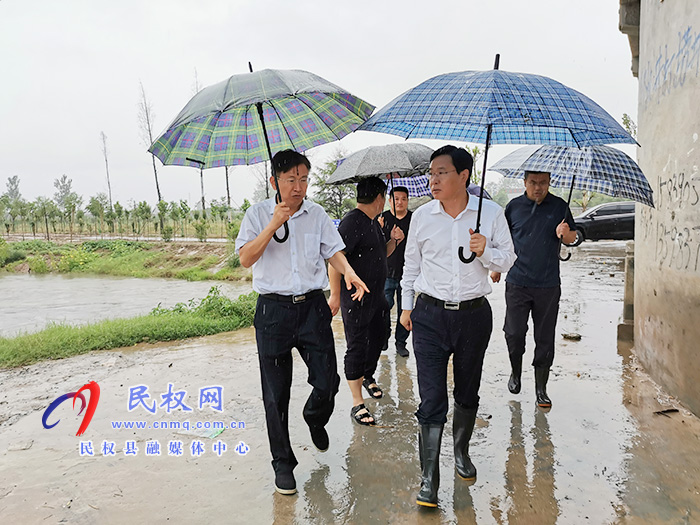 市人大常委會(huì)副主任、縣委書記姬脈常冒雨檢查督導(dǎo)防汛工作