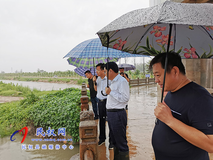 市人大常委會(huì)副主任、縣委書記姬脈常冒雨檢查督導(dǎo)防汛工作