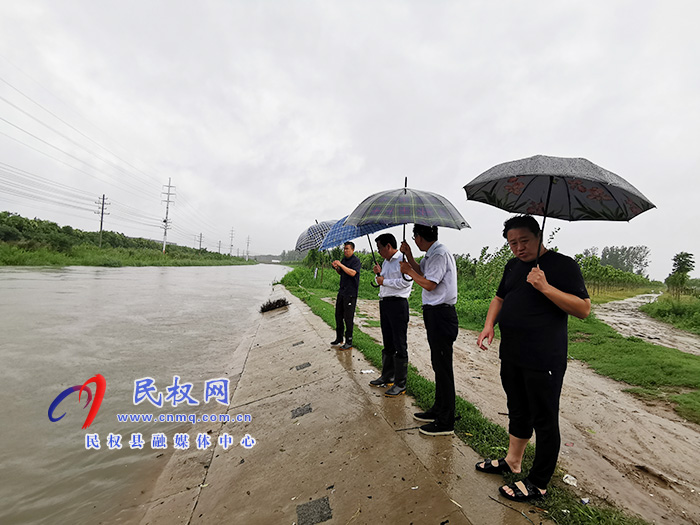 市人大常委會(huì)副主任、縣委書記姬脈常冒雨檢查督導(dǎo)防汛工作