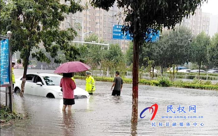 雨中的“濕影”——當兵的小伙子、你真是好樣的！