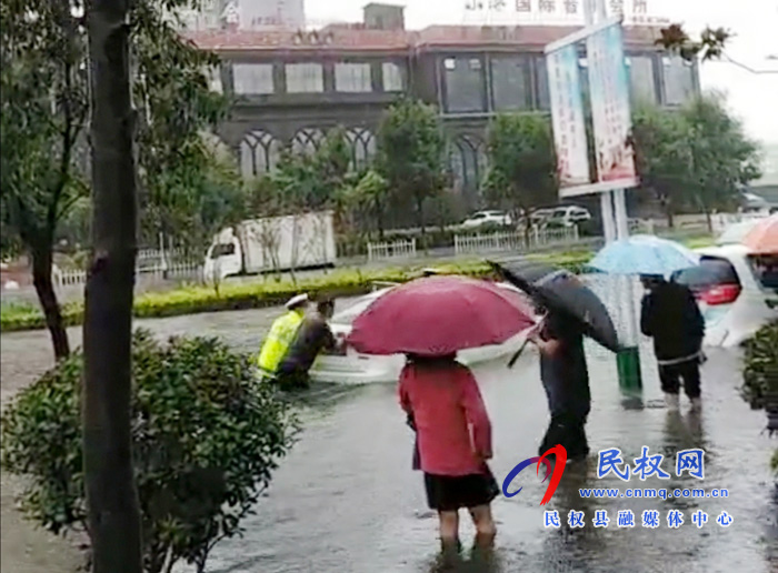 雨中的“濕影”——當兵的小伙子、你真是好樣的！