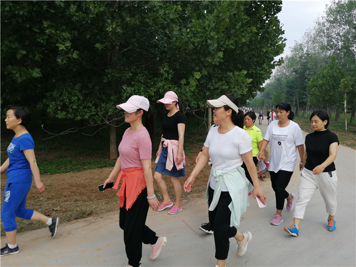 民權(quán)縣第三小學(xué)舉行“文明暑假健康行”徒步活動 民權(quán)縣第三小學(xué)舉行“文明暑假健康行”徒步活動