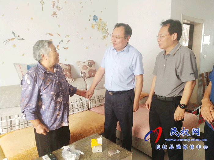 市委常委、常務(wù)副市長(zhǎng)吳祖明到我縣走訪慰問(wèn)軍人重點(diǎn)優(yōu)撫對(duì)象