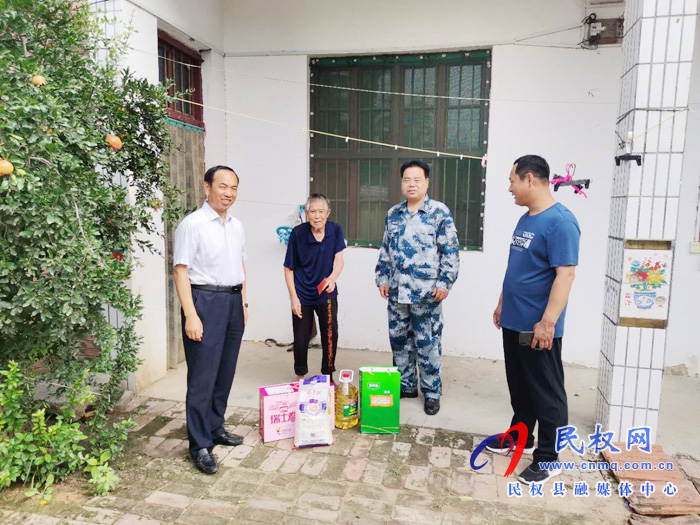 縣委常委、人武部政委江靜亞到雙塔鎮(zhèn)慰問