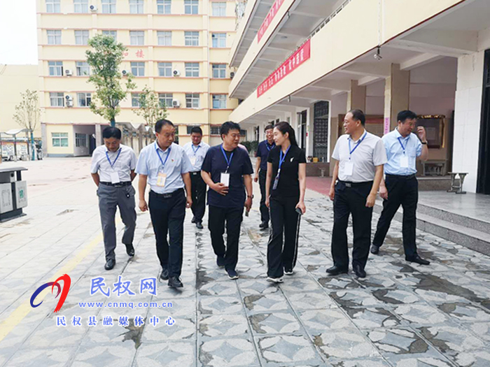 市紀(jì)委四室主任耿筠清、市紀(jì)委駐教體局組長(zhǎng)洪軍到我縣檢查指導(dǎo)特崗教師招聘面試工作