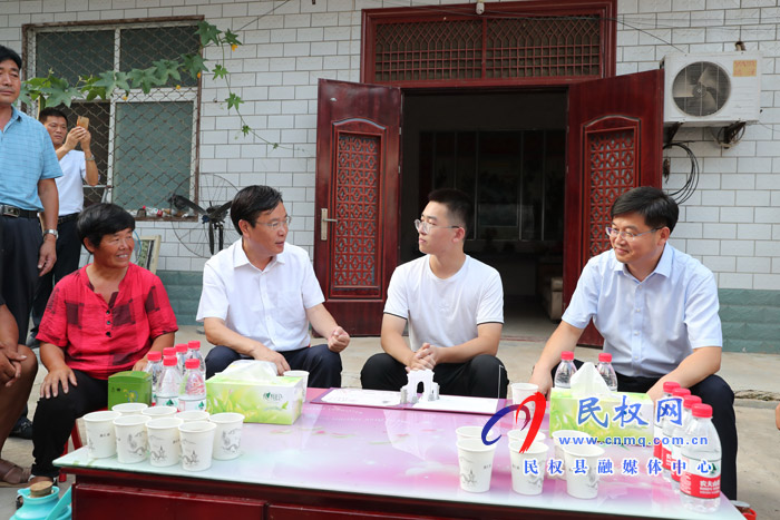 市人大常委會副主任、縣委書記姬脈常慰問我縣考入“清華大學(xué)”優(yōu)秀學(xué)子張海波和袁沖