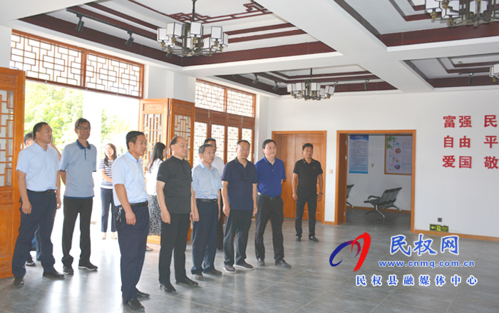 省政協(xié)常委、信陽(yáng)市政協(xié)副主席、市黨外知識(shí)分子聯(lián)誼會(huì)會(huì)長(zhǎng)周保林蒞民調(diào)研