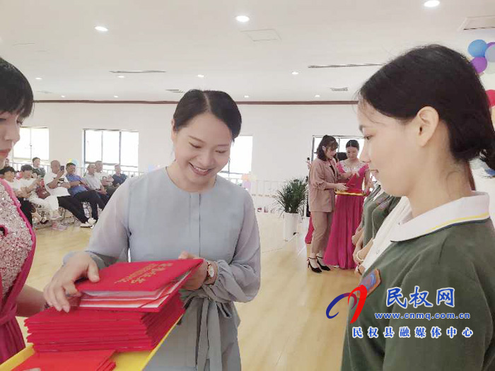 民東新區(qū)實(shí)驗(yàn)幼兒園召開教師節(jié)表彰大會(huì)
