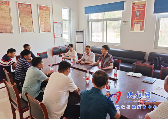 縣委常委、副縣長房季在史村鋪村組織召開海關(guān)總署選調(diào)生接受學(xué)習(xí)鍛煉座談會