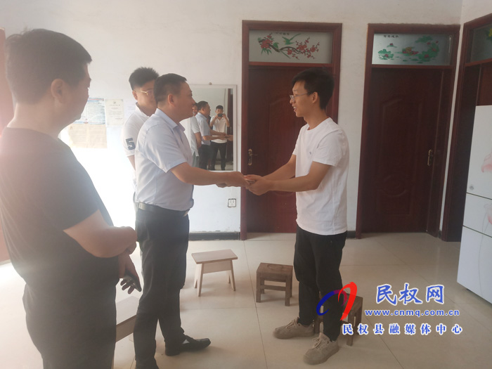 白云寺鎮(zhèn):關(guān)愛(ài)貧困學(xué)子 愛(ài)心企業(yè)慰問(wèn)博士生 白云寺鎮(zhèn):關(guān)愛(ài)貧困學(xué)子 愛(ài)心企業(yè)慰問(wèn)博士生