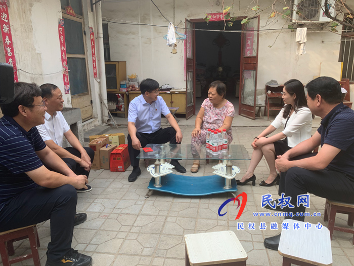 縣委副書記、縣長(zhǎng)張團(tuán)結(jié)教師節(jié)前夕看望慰問退休優(yōu)秀教師