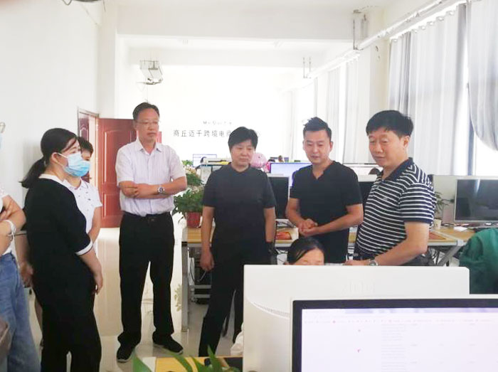 縣委常委、副縣長房季陪同海關(guān)總署傳媒中心一行調(diào)研