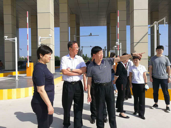 縣委常委、副縣長房季陪同海關(guān)總署傳媒中心一行調(diào)研