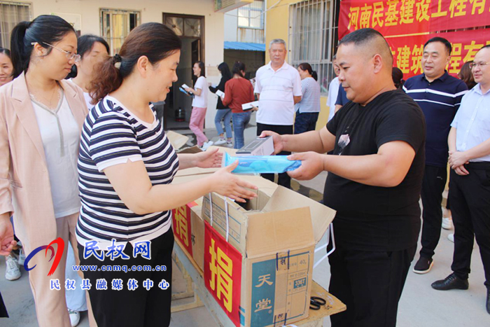 民權(quán)縣民基建筑有限公司、河南馳立建筑有限公司慰問城關(guān)鎮(zhèn)小學(xué)全體教職員工