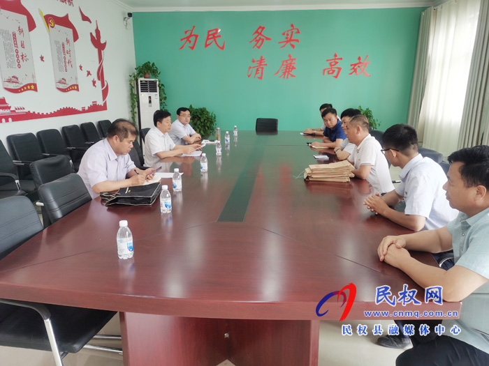 縣政府黨組成員陳鴻志帶領金融局、農(nóng)商銀行負責人督導戶貸率提升工作