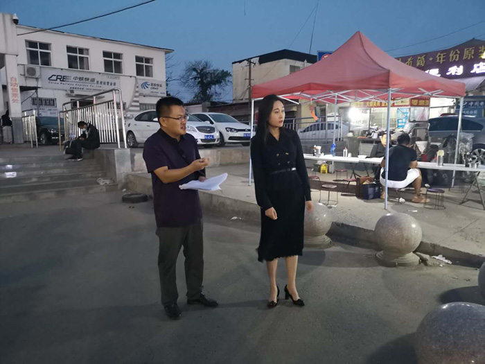 副縣長朱琳走訪慰問堅守一線的交通勸導志愿者 副縣長朱琳走訪慰問堅守一線的交通勸導志愿者
