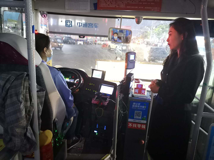 副縣長朱琳走訪慰問堅守一線的交通勸導志愿者 副縣長朱琳走訪慰問堅守一線的交通勸導志愿者