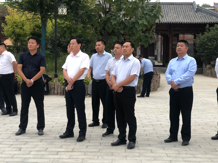 市人大常委會副主任、縣委書記姬脈常調(diào)研人居環(huán)境改善及有機農(nóng)業(yè)示范園建設(shè)工作