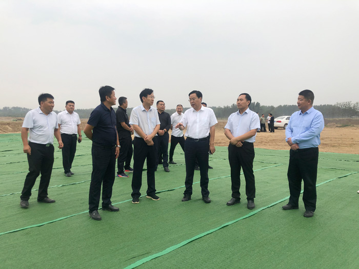 市人大常委會副主任、縣委書記姬脈常調(diào)研人居環(huán)境改善及有機農(nóng)業(yè)示范園建設(shè)工作