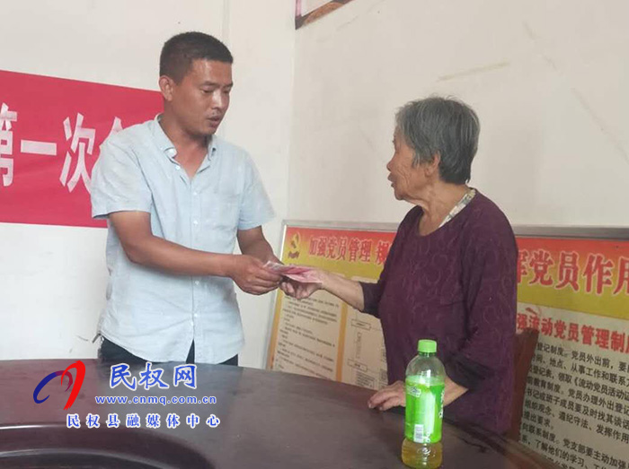 褚廟鄉(xiāng)九股柳村:發(fā)放土地流轉(zhuǎn)金村民吃下“定心丸” 褚廟鄉(xiāng)九股柳村:發(fā)放土地流轉(zhuǎn)金村民吃下“定心丸”