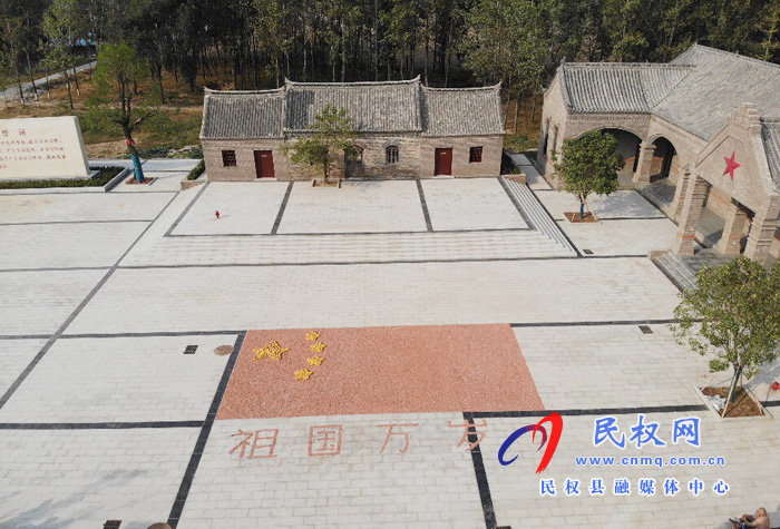 河南民權(quán)：雙塔鎮(zhèn)秣坡村村民用玉米、花生拼國(guó)旗 “曬秋”迎國(guó)慶