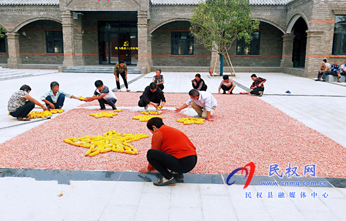 河南民權(quán)：雙塔鎮(zhèn)秣坡村村民用玉米、花生拼國(guó)旗 “曬秋”迎國(guó)慶