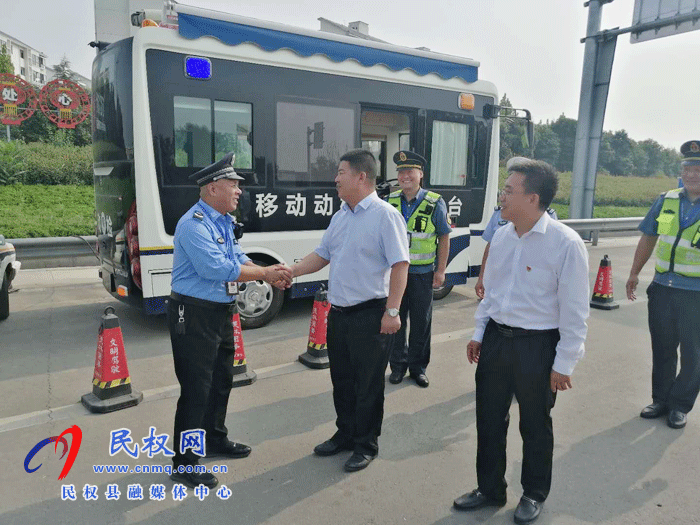 副縣長張士彬看望慰問非洲豬瘟防控卡點一線執(zhí)勤人員和檢查指導(dǎo)安全生產(chǎn)工作 副縣長張士彬看望慰問非洲豬瘟防控卡點一線執(zhí)勤人員和檢查指導(dǎo)安全生產(chǎn)工作