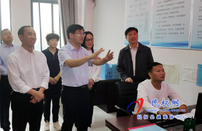 縣委副書記、縣長張團結(jié)檢查我縣雙節(jié)期間值班值守情況