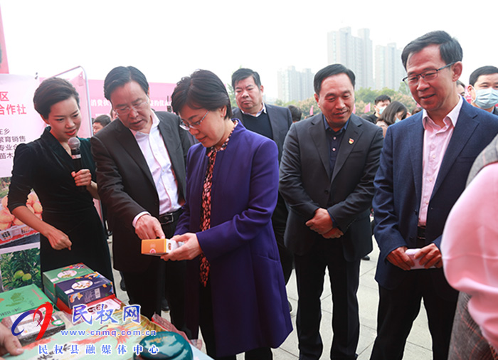 商丘市結(jié)對幫扶民權(quán)消費(fèi)扶貧展銷會暨現(xiàn)場簽約儀式活動在我縣舉行 商丘市結(jié)對幫扶民權(quán)消費(fèi)扶貧展銷會暨現(xiàn)場簽約儀式活動在我縣舉行