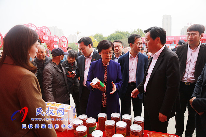 商丘市結(jié)對幫扶民權(quán)消費(fèi)扶貧展銷會暨現(xiàn)場簽約儀式活動在我縣舉行 商丘市結(jié)對幫扶民權(quán)消費(fèi)扶貧展銷會暨現(xiàn)場簽約儀式活動在我縣舉行