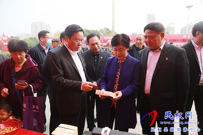 商丘市結(jié)對幫扶民權(quán)消費(fèi)扶貧展銷會暨現(xiàn)場簽約儀式活動在我縣舉行 商丘市結(jié)對幫扶民權(quán)消費(fèi)扶貧展銷會暨現(xiàn)場簽約儀式活動在我縣舉行