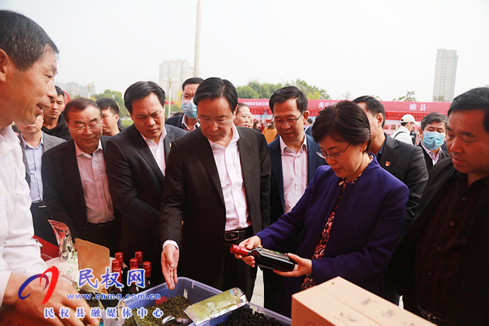 商丘市結(jié)對幫扶民權(quán)消費(fèi)扶貧展銷會暨現(xiàn)場簽約儀式活動在我縣舉行 商丘市結(jié)對幫扶民權(quán)消費(fèi)扶貧展銷會暨現(xiàn)場簽約儀式活動在我縣舉行