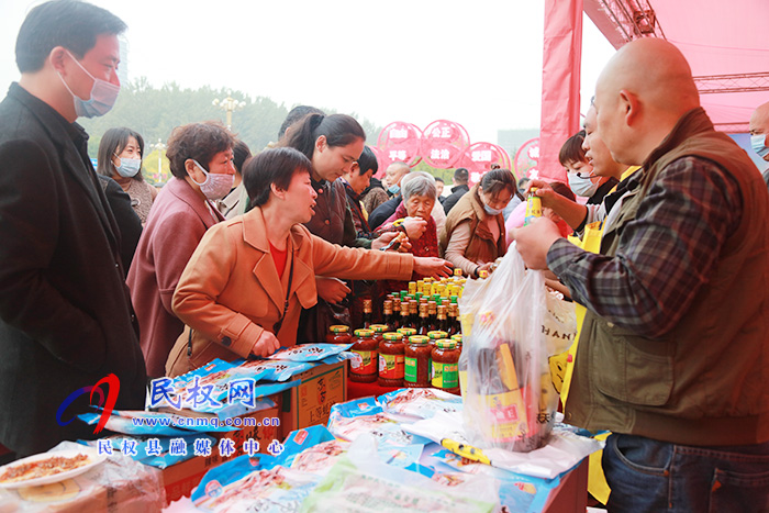 商丘市結(jié)對幫扶民權(quán)消費(fèi)扶貧展銷會暨現(xiàn)場簽約儀式活動在我縣舉行 商丘市結(jié)對幫扶民權(quán)消費(fèi)扶貧展銷會暨現(xiàn)場簽約儀式活動在我縣舉行