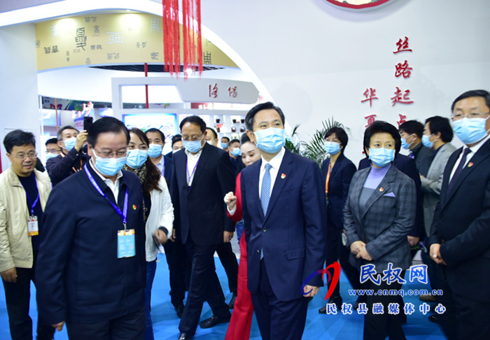 省委常委、宣傳部長(zhǎng)江凌一行來(lái)到中原文博會(huì)商丘展區(qū)參觀