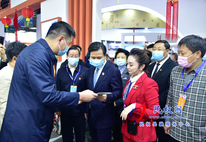 省委常委、宣傳部長(zhǎng)江凌一行來(lái)到中原文博會(huì)商丘展區(qū)參觀