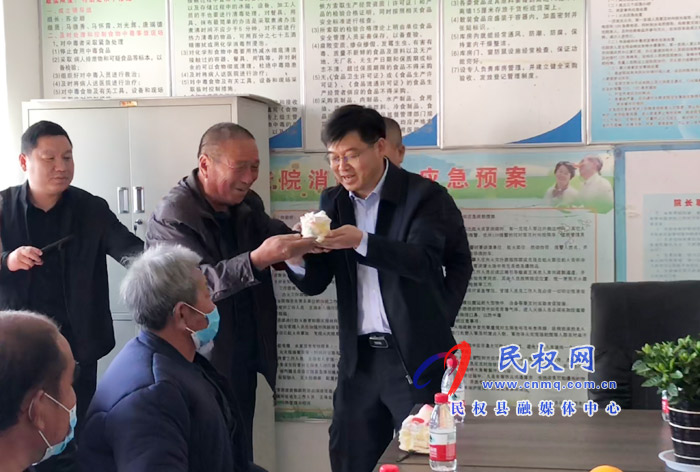 縣委副書記、縣長張團(tuán)結(jié)重陽節(jié)慰問敬老院老人及百歲老人