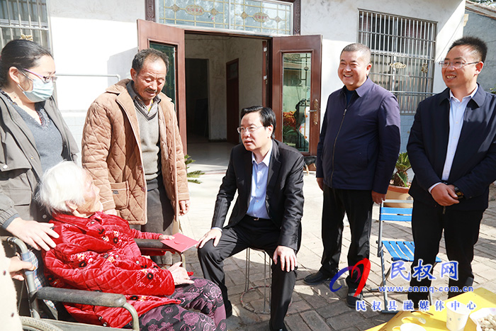 市人大常委會副主任、縣委書記姬脈常重陽節(jié)前夕慰問敬老院老人及百歲老人