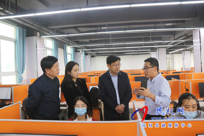 縣委副書記、縣長張團(tuán)結(jié)到我縣職教中心、阿里巴巴(民權(quán))客戶體驗中心、電子商務(wù)產(chǎn)教融合基地調(diào)研