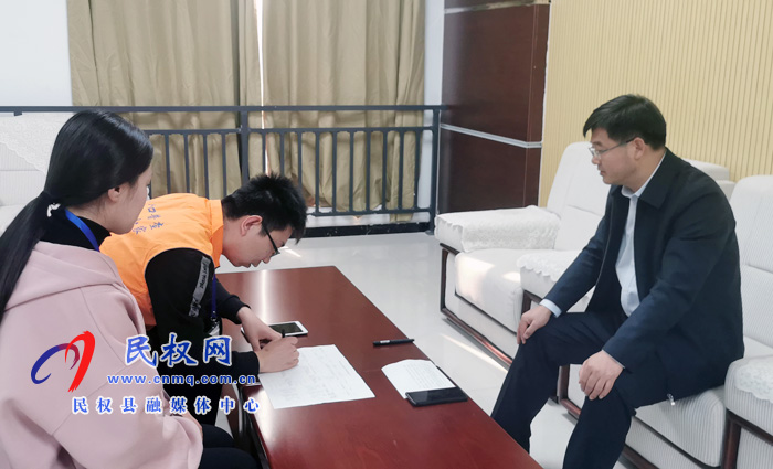 市人大常委會副主任、縣委書記姬脈常，縣委副書記、縣長張團結(jié)接受第七次全國人口普查登記